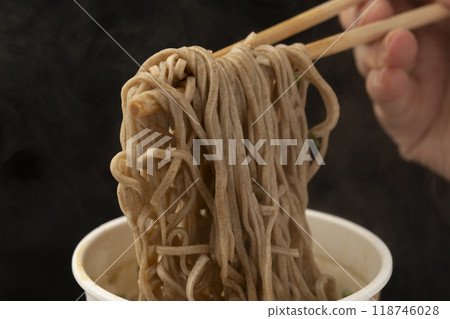 用筷子夾起杯麵天婦羅蕎麥麵 用筷子夾起杯麵天婦羅蕎麥麵 118746028