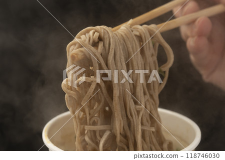 用筷子夾起杯麵天婦羅蕎麥麵 用筷子夾起杯麵天婦羅蕎麥麵 118746030