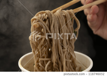 Cup noodles: Pick up tempura soba with chopsticks 118746032
