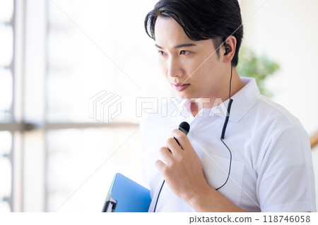 使用無線麥克風的男性護理人員 118746058