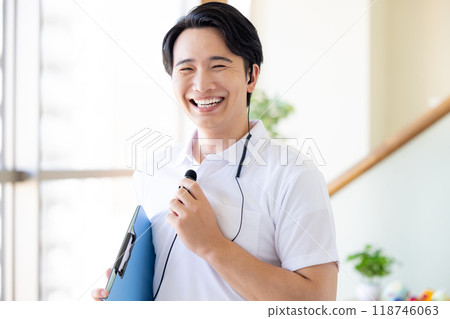 使用無線麥克風的男性護理人員 118746063