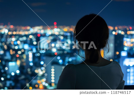看夜視圖的婦女 118746517