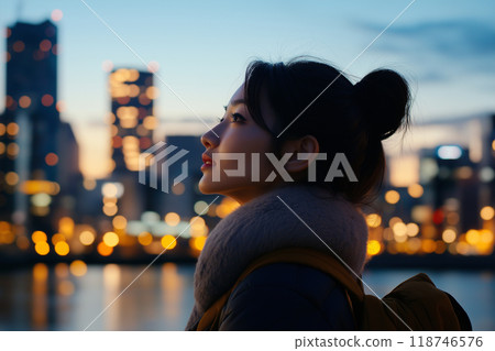 一個女人看著城市的夜景 118746576