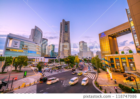 日本橫濱城市景觀,九月。從櫻木町站前眺望橫濱地標塔和港未來=26號 日本橫濱城市景觀,九月。從櫻木町站前眺望橫濱地標塔和港未來=26號 118747086