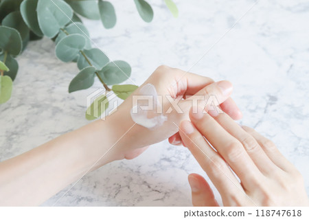 塗抹護手霜的手 手部護理 118747618