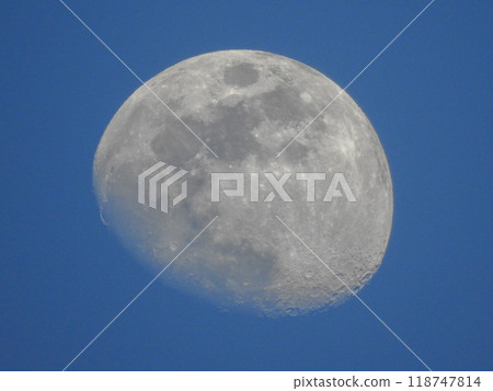 月亮漂浮在藍天 118747814