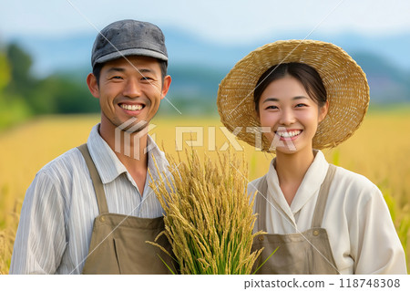 Young rice producers and a young farming couple 118748308