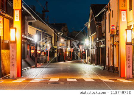 京都花見小路的夜晚 *在公路上拍攝的照片 京都花見小路的夜晚 *在公路上拍攝的照片 118749738