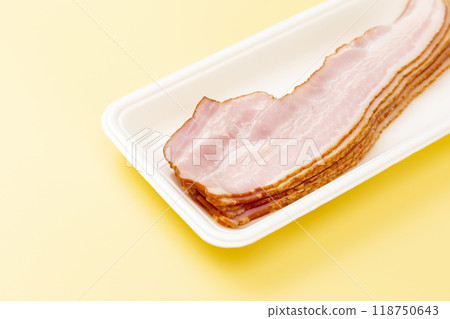 黃色背景上切成薄片的培根 黃色背景上切成薄片的培根 118750643