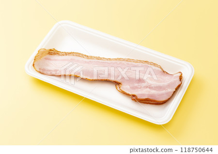 黃色背景上切成薄片的培根 118750644