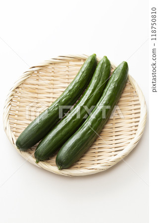 白色背景上的黃瓜 白色背景上的黃瓜 118750810