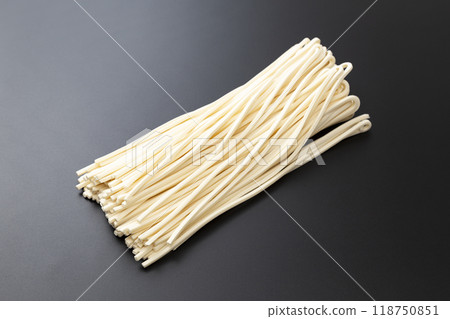 黑色背景上的半生不熟的烏龍麵 118750851
