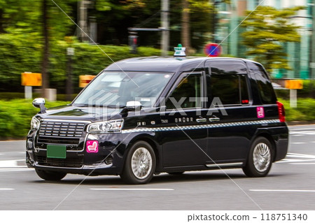 Japan Taxi 118751340