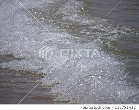Ocean waves breaking at the beach 118751438