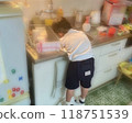 幼兒看著水槽 118751539