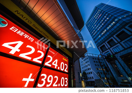 Tokyo cityscape in Japan breaks through the 42,000 yen mark for the first time. The highest price in history for three consecutive days... Stock price/closing price = 11th, Nihonbashi Kabutocho Tokyo cityscape in Japan breaks through the 42,000 yen mark for the first time. The highest price in history for three consecutive days... Stock price/closing price = 11th, Nihonbashi Kabutocho 118751853