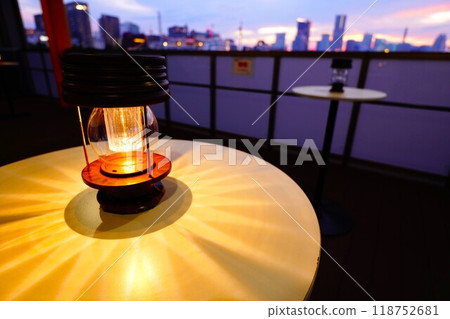 Night view, lamp and table 118752681