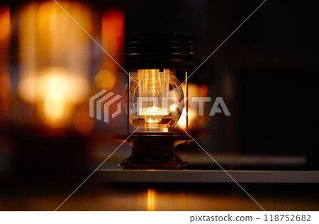 Lamps and lanterns on a long table Lamps and lanterns on a long table 118752682