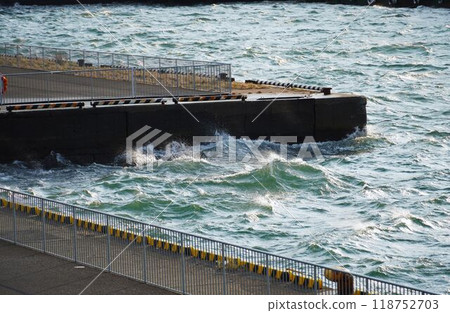 港口裡洶湧的波浪 118752703