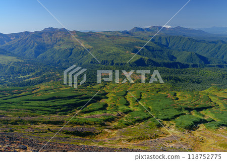 Climbing Mount Asahidake, one of the 100 famous mountains in Japan - View of autumn foliage in the direction of Mount Tokachi from the Asahidake hiking trail in the Daisetsuzan mountains 118752775