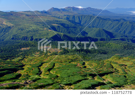 Climbing Mount Asahidake, one of the 100 famous mountains in Japan - View of autumn foliage in the direction of Mount Tokachi from the Asahidake hiking trail in the Daisetsuzan mountains 118752778