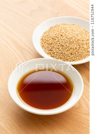 Sesame oil and white sesame seeds Sesame oil and white sesame seeds 118752944