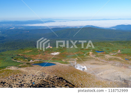 山間小路的大雪山旭岳攀岩池,日本名山百選 山間小路的大雪山旭岳攀岩池,日本名山百選 118752999