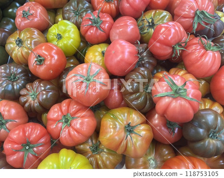 Colourful tomatoes found at a market in Melbourne 118753105