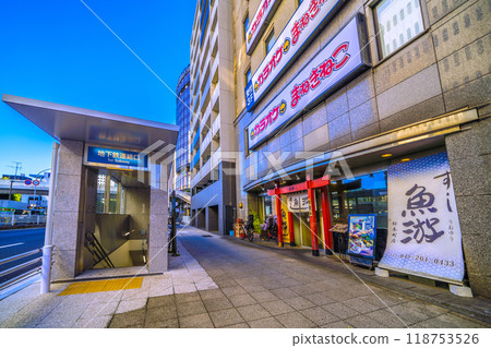 日本橫濱城市景觀九月。櫻木町地鐵站入口和酒吧區的景色。野毛小路入口在後面=26號 日本橫濱城市景觀九月。櫻木町地鐵站入口和酒吧區的景色。野毛小路入口在後面=26號 118753526