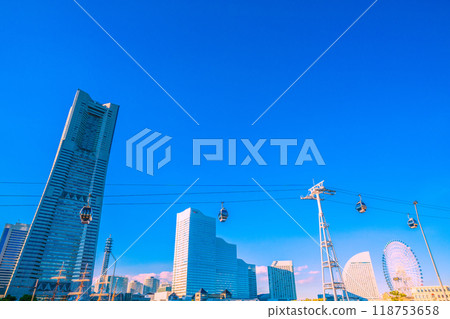 日本橫濱城市景觀，九月。橫濱地標塔和港未來的景色。櫻木町站左後方=26號 118753658