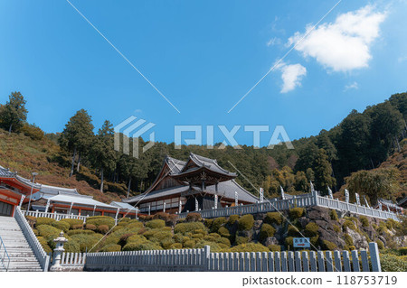 一座高聳於山中的寺廟 一座高聳於山中的寺廟 118753719