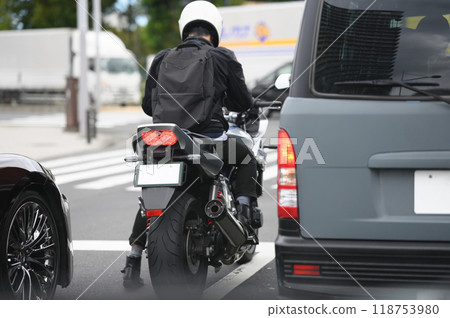 騎摩托車的人溜過去 118753980