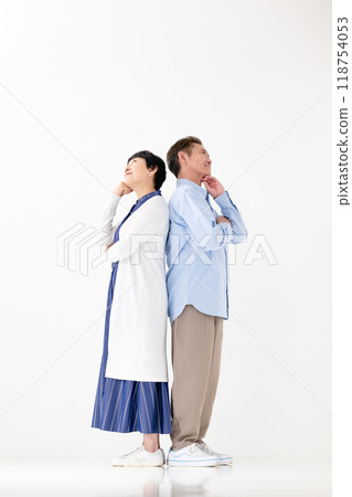 考慮退休基金的年長夫婦 118754053