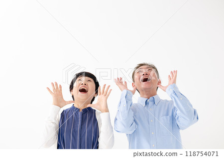 Amazing senior couple 118754071