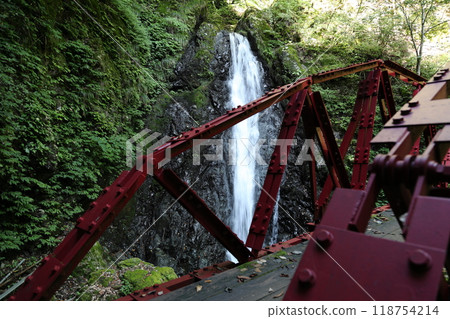 沿著天瀧溪谷的山路前進【國定公園與森林浴森林100選】/兵庫縣養父市大屋町木筏 118754214
