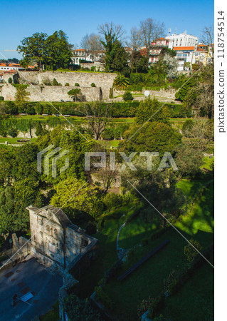 garden on the river side of Porto 118754514