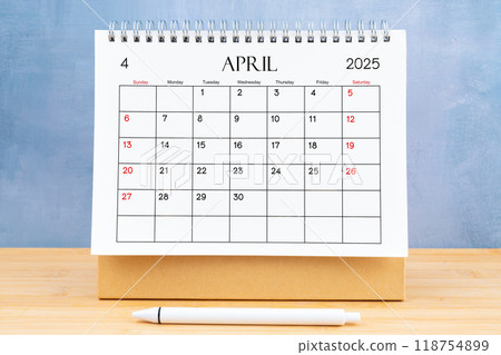 April 2025, Monthly desk calendar for 2025 year. 118754899