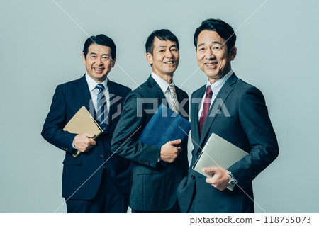 Middle businessman 118755073