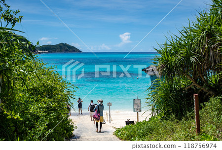 渡嘉敷島的阿哈倫海灘和看海的人們 渡嘉敷島的阿哈倫海灘和看海的人們 118756974