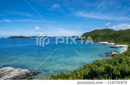渡嘉敷島上美麗的阿哈倫海灘的景色 渡嘉敷島上美麗的阿哈倫海灘的景色 118756979