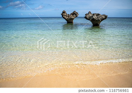 Heart Rock and the Sea of Kouri Island Heart Rock and the Sea of Kouri Island 118756981