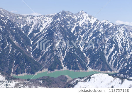 5月上旬的立山黑部阿爾卑斯山路線 - 從大觀峰展望台眺望黑部湖和卯代立山連峰 5月上旬的立山黑部阿爾卑斯山路線 - 從大觀峰展望台眺望黑部湖和卯代立山連峰 118757138