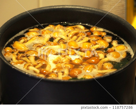 滑子味噌湯在鍋裡 滑子味噌湯在鍋裡 118757286