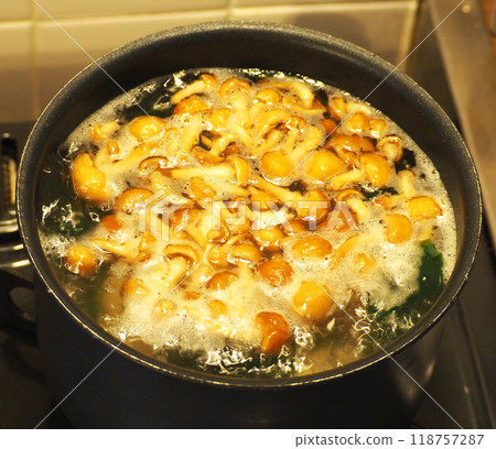 煮蘑菇味噌湯 煮蘑菇味噌湯 118757287