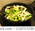 在煎鍋裡煎的蔬菜 118757290