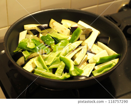 在煎鍋裡煎的蔬菜 在煎鍋裡煎的蔬菜 118757290