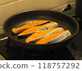 鮭魚在煎鍋中煎炸 118757292