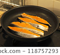鮭魚在煎鍋中煎炸 118757293