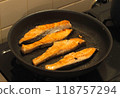 鮭魚在煎鍋中煎炸 118757294