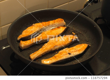 鮭魚在煎鍋中煎炸 鮭魚在煎鍋中煎炸 118757294